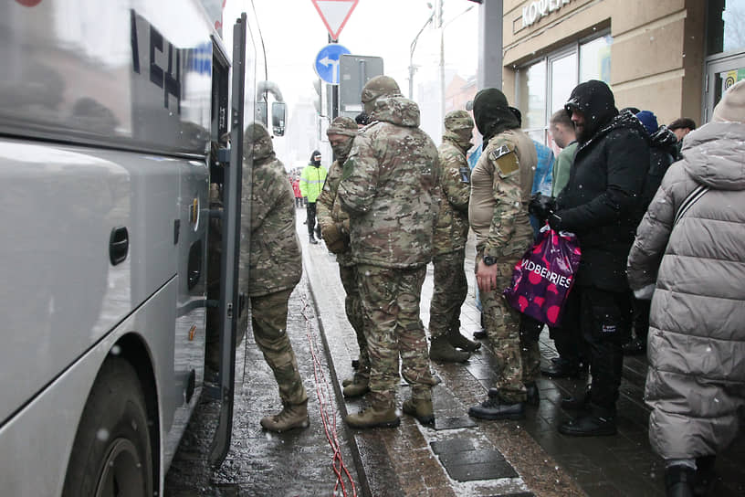 Погрузка добровольцев в автобус