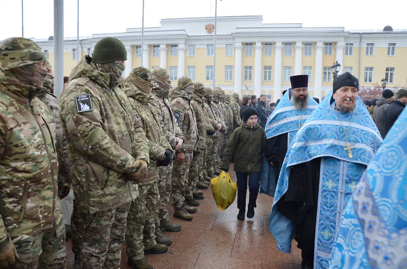 Священнослужители обходят строй добровольцев в кремле