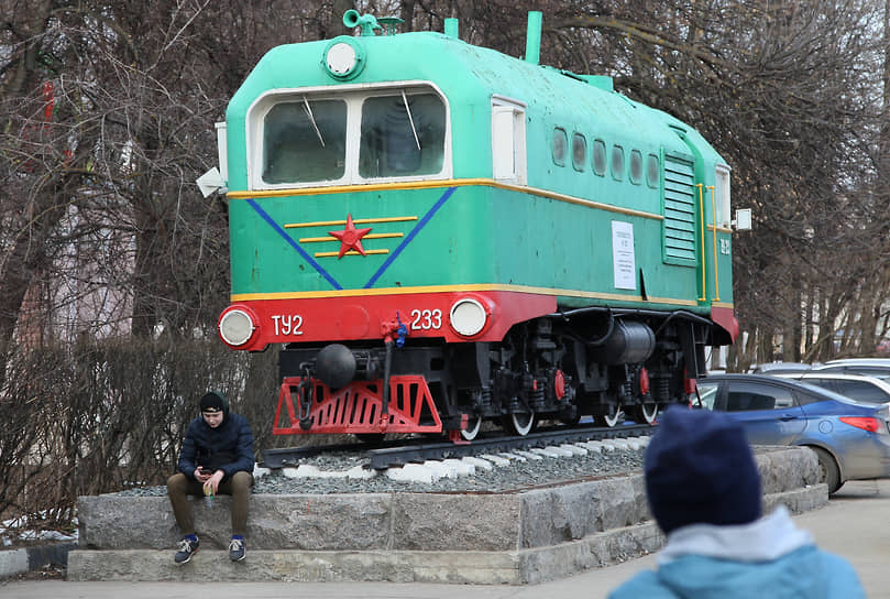 Памятник узкоколейному тепловозу ТУ2, служившему на ДЖД много лет