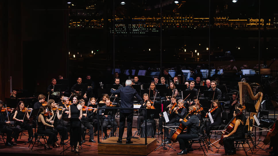 Оркестр La Voce Strumentale и дирижер Федор Леднев во время концерта в Пакгаузах