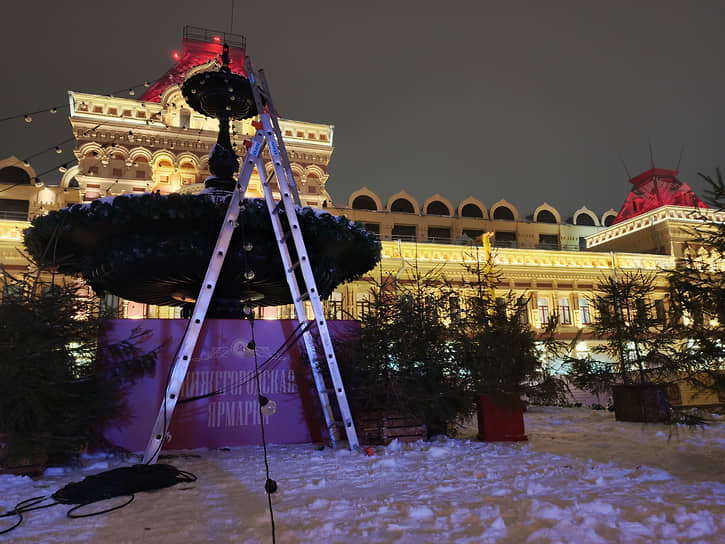 Стремянка у фонтана на Нижегородской ярмарке