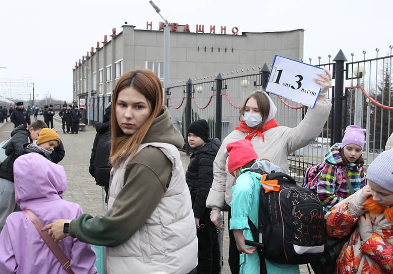 31 марта. Прибытие школьников, эвакуированных из Белгорода, на станцию Навашино по пути в лагерь отдыха «Лазурный»