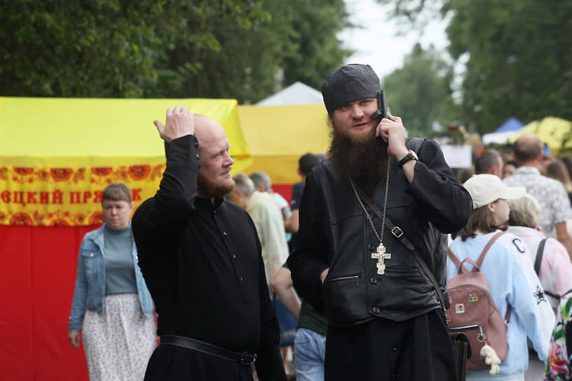 15 июня. Посетители ярмарки XX Международного фестиваля народных художественных промыслов «Золотая хохлома»