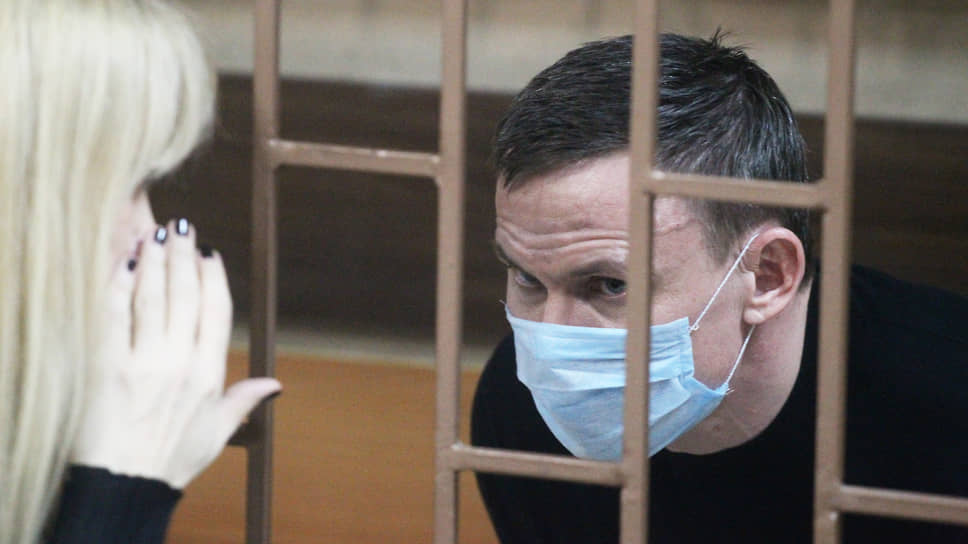 Директор нижегородского филиала РАНХиГС Александр Парамонов общается с адвокатом во время судебного заседания