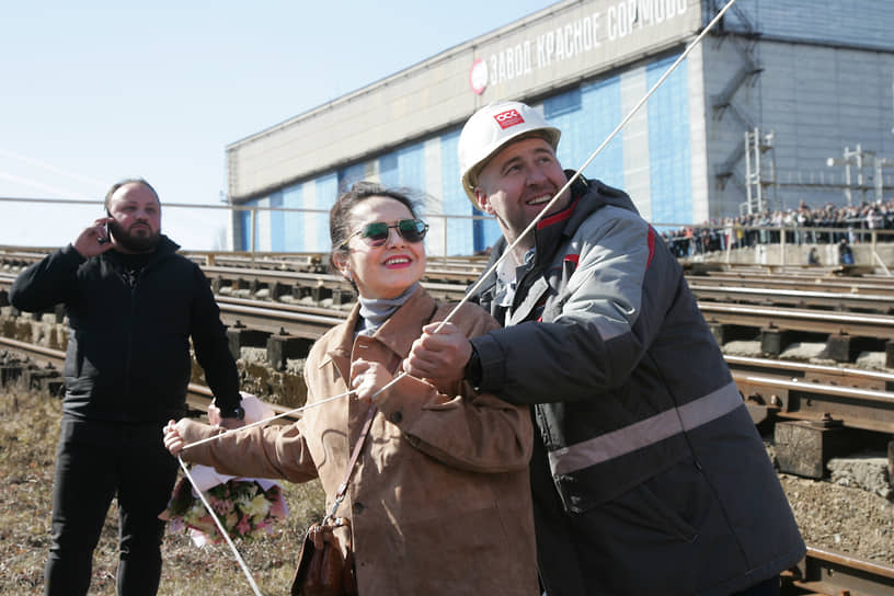 Крестной матерью нового корабля стала Нина Миргородская, разбившая о борт бутылку шампанского