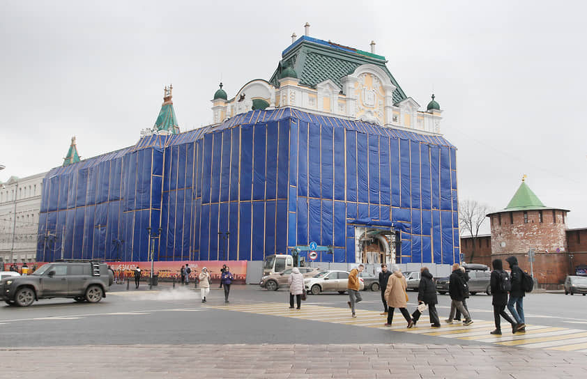 Ноябрь 2023 года. Дворец Труда во время ремонта под защитными драпировками