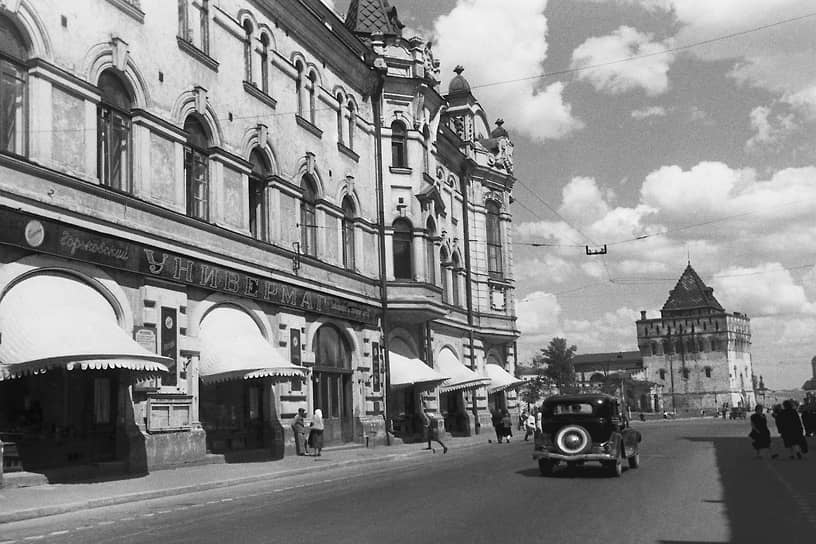 1930-е годы. Автомобиль ГАЗ М-1 проезжает мимо Универмага &quot;Горьковский&quot;, расположенного в бывшем здании Городской Думы
