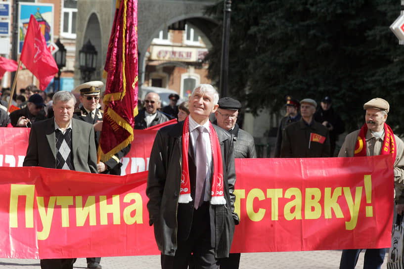 2009 год. Лидер нижегородского отделения КПРФ Николай Рябов (в центре) на первомайском шествии, во время которого коммунисты требовали отставки российского правительства