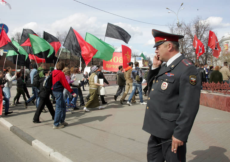 2013 год. Колонна объединенной оппозиции с флагами проходит мимо полицейского