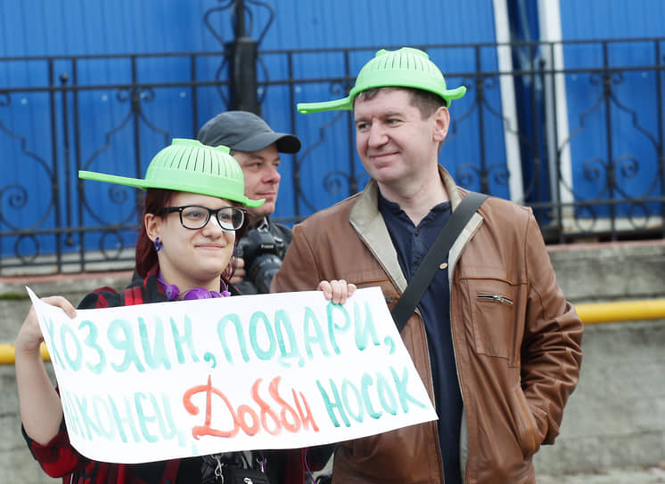 «Монстранты» стали проводить альтернативное шествие в экзотических костюмах и с абсурдными лозунгами, в неочевидной форме доносящими политические смыслы