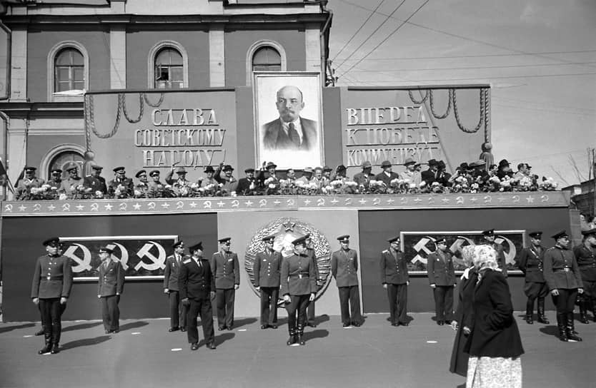 Попасть через милицейское оцепление на эту трибуну перед зданием вокзала могли только тщательно проверенные люди