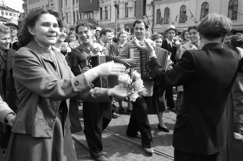 Участники демонстраций были в приподнятом настроении, особенно если погода радовала теплом. Этот снимок, сделанный в 1959 году, не оставляет в этом сомнений