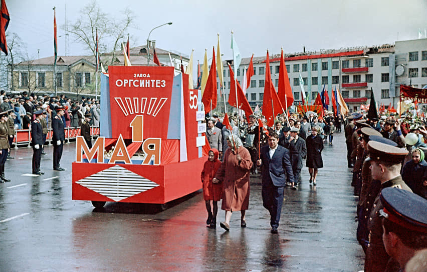1967 год. Колонна завода «Оргсинтез» проходит по площади Революции