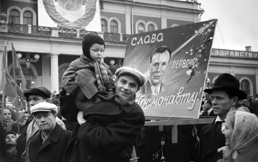 1961 год. Первый полет человека в космос состоялся меньше месяца назад, что немедленно отразилось на плакатах и транспарантах