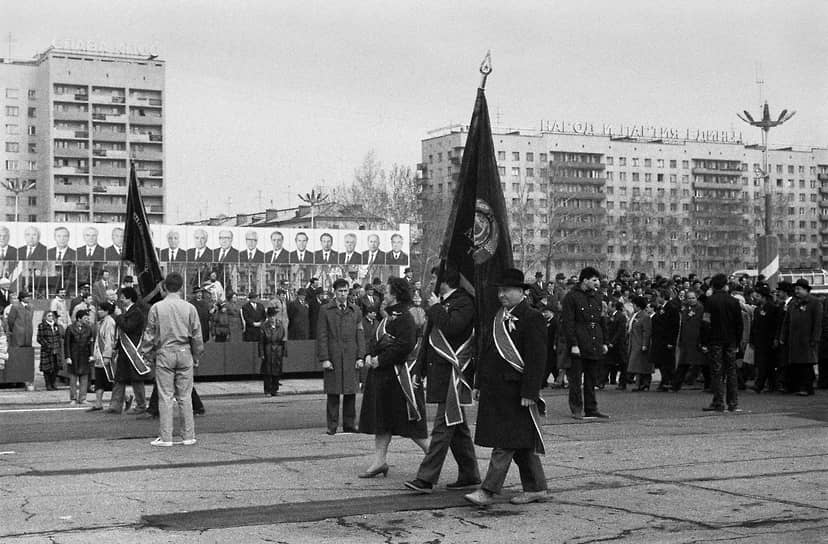 Сразу же после открытия памятника в апреле 1970 года, митинг перенесли на площадь Ленина. В 1988 году это выглядело вот так