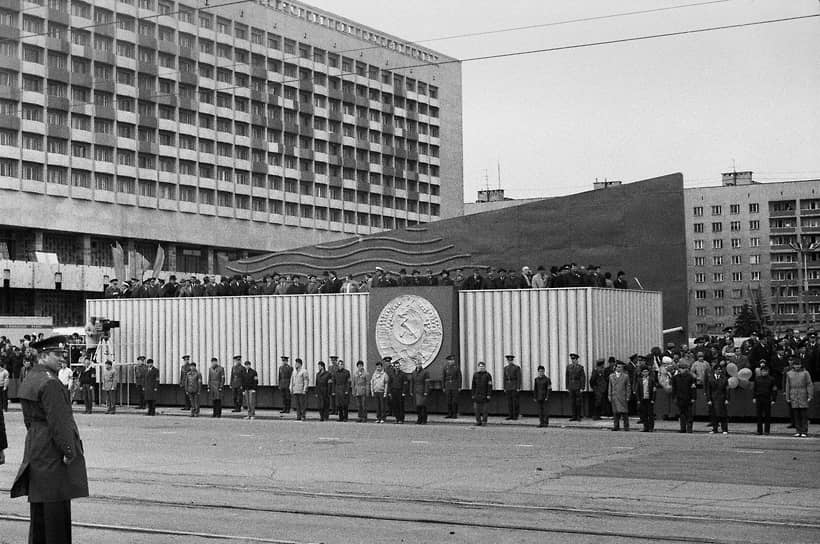 1988 год. Трибуна руководства, мимо которой проходит первомайское шествие