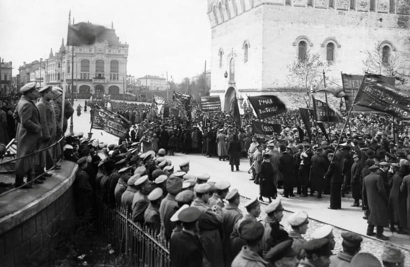 В 1917 году, после февральской революции, первомайские митинги впервые прошли открыто по всей Российской Империи. На территории Нижнего Новгорода состоялись два отдельных митинга: на Благовещенской площади (на снимке) и в Сормово, которое тогда не входило в состав города