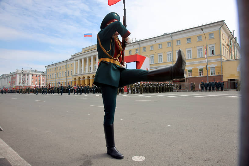 Почетный караул на пути к своему посту
