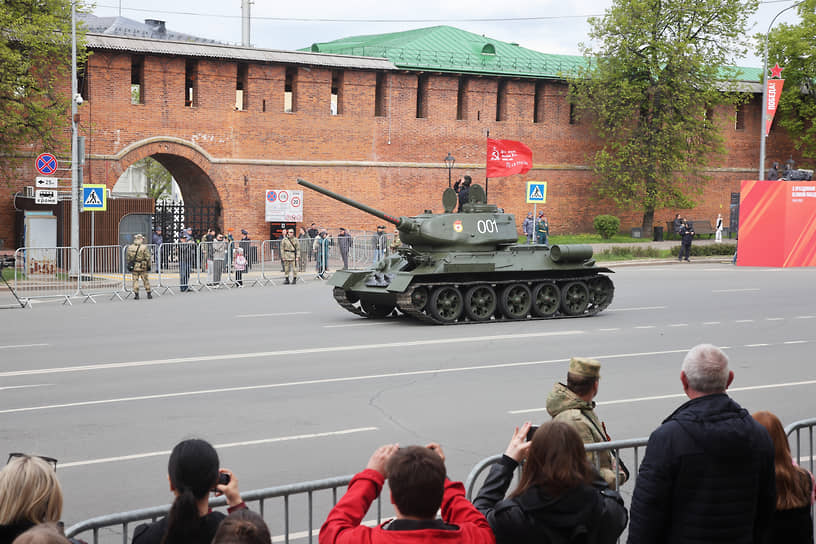 Проезд танка Т-34 мимо кремлевской стены