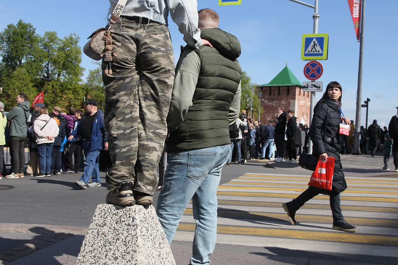Девушка в камуфляжных брюках стоит на бетонном конусе