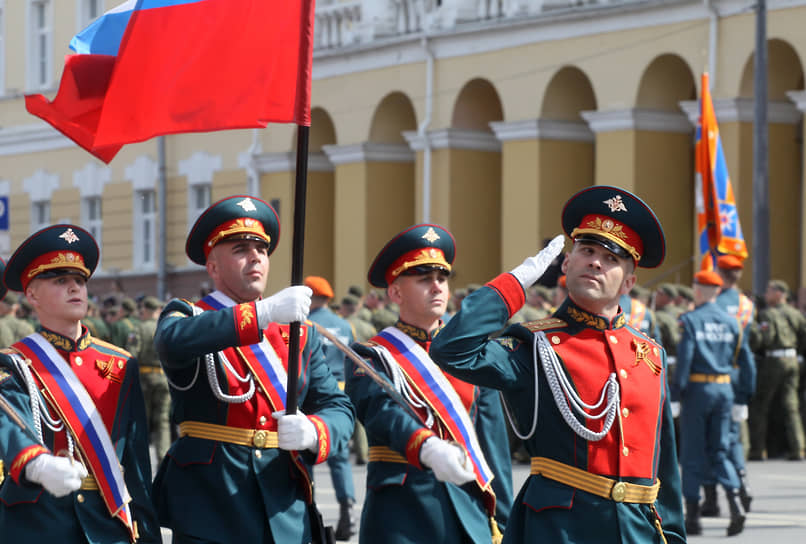 Проход офицеров со знаменем Российской Федерации