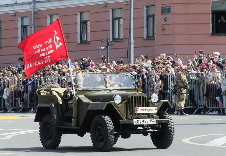Автомобиль ГАЗ-67Б со знаменем