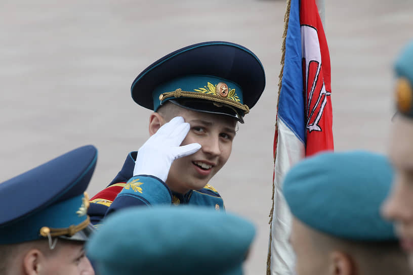 Кадет тренируется прикладывать руку к козырьку
