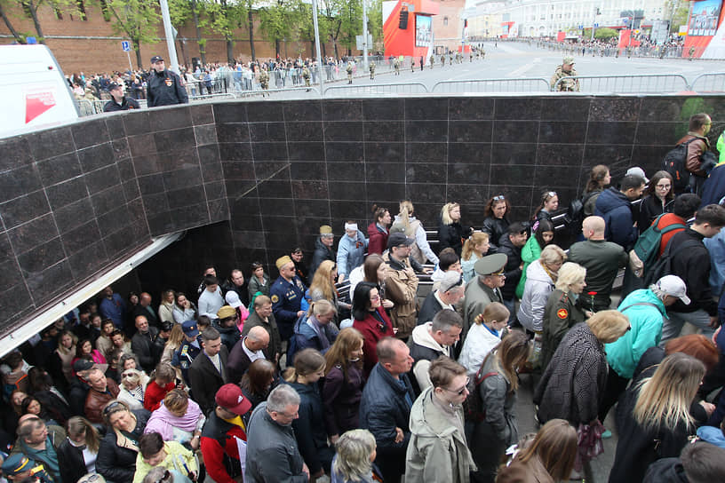 Поток зрителей, выходящих к параду из подземного перехода