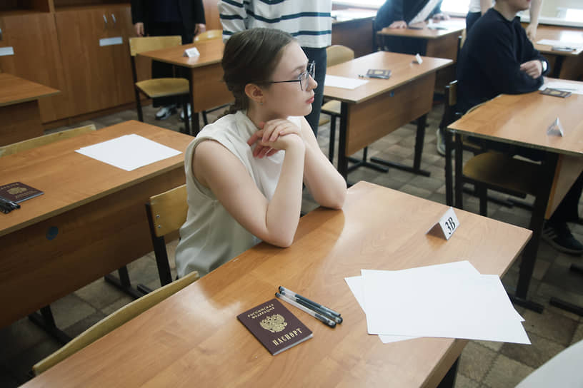 Ученики слушают задание