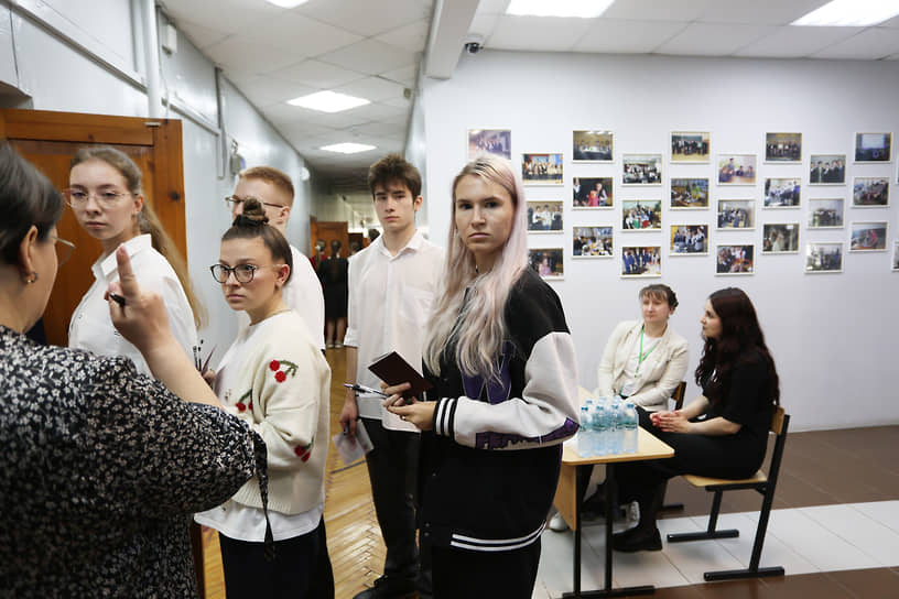 Преподаватель наставляет экзаменуемых перед входом в аудиторию