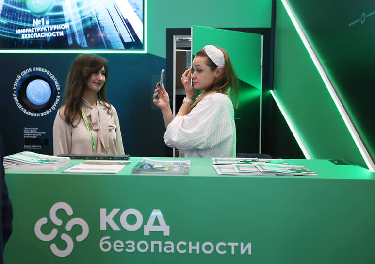 Девушка прихорашивается на стенде «Код безопасности»