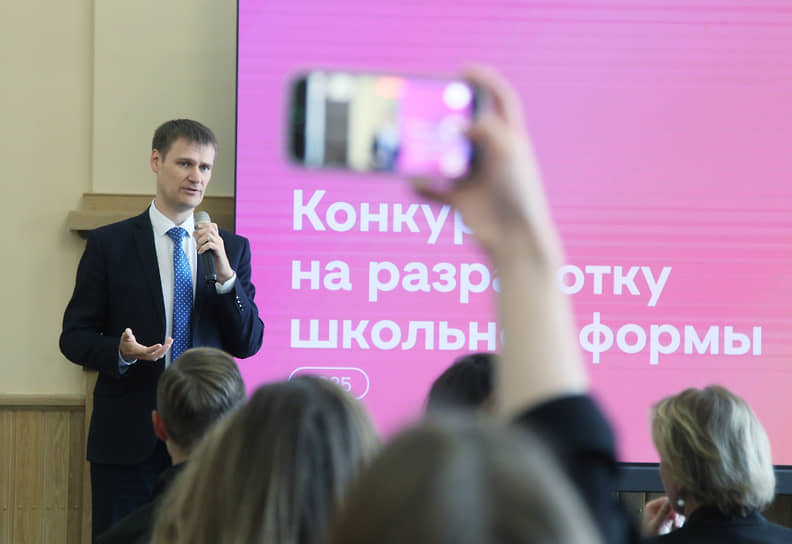 Министр образования Нижегородской области Михаил Пучков выступает перед началом показа