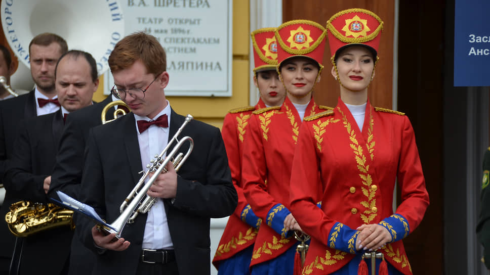 Музыканты и мажоретки Нижегородского губернского оркестра