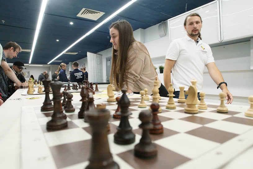 Гроссмейстеры во время сеанса одновременной игры в шахматы