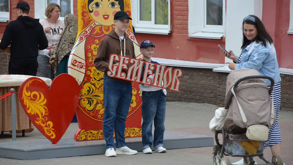 Туристы фотографируются с табличкой &quot;Семенов&quot;