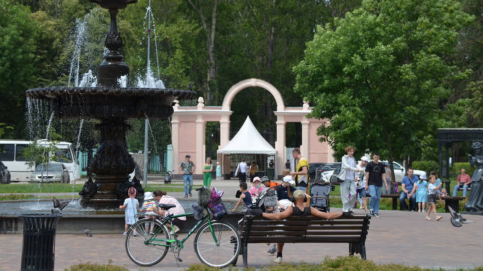 Нижегородцы с детьми ждут открытия Парка им. 1 мая после реконструкции. С входных групп парка исчезли неоновые надписи с его названием.