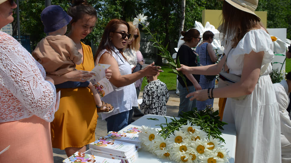 Всем пришедшим на открытие вручают ромашки