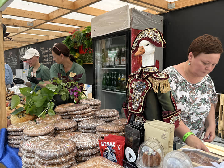 Кукла гуся в костюме на торговом прилавке фестиваля