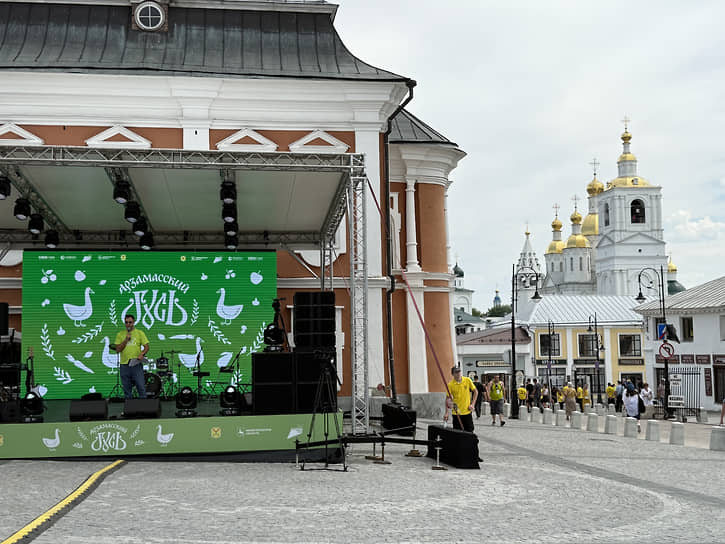 Сцена на Соборной площади для выступлений артистов