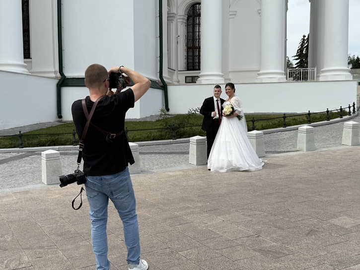 Молодожены фотографируются у Воскресенского собора