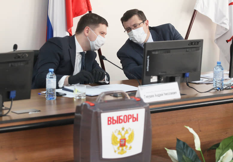 Губернатор Нижегородской области Глеб Никитин (справа) и его заместитель Андрей Гнеушев в президиуме гордумы перед урной для голосования