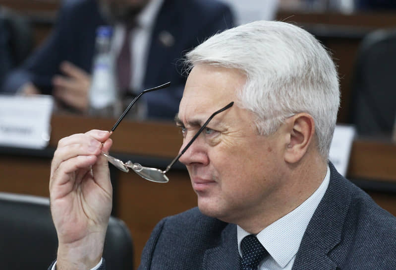 Депутат Михаил Рыхтик готовится к заседанию