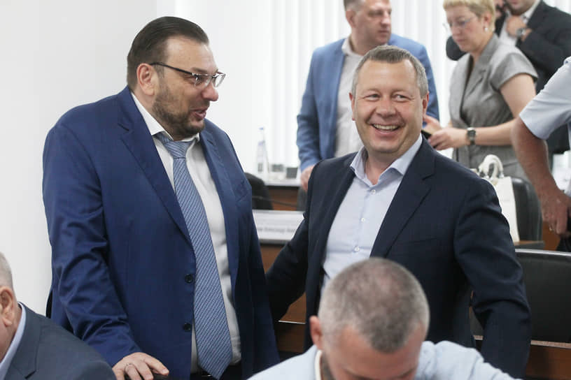 Депутаты Кирилл Лазорин и Карим Ибрагимов перед началом заседания