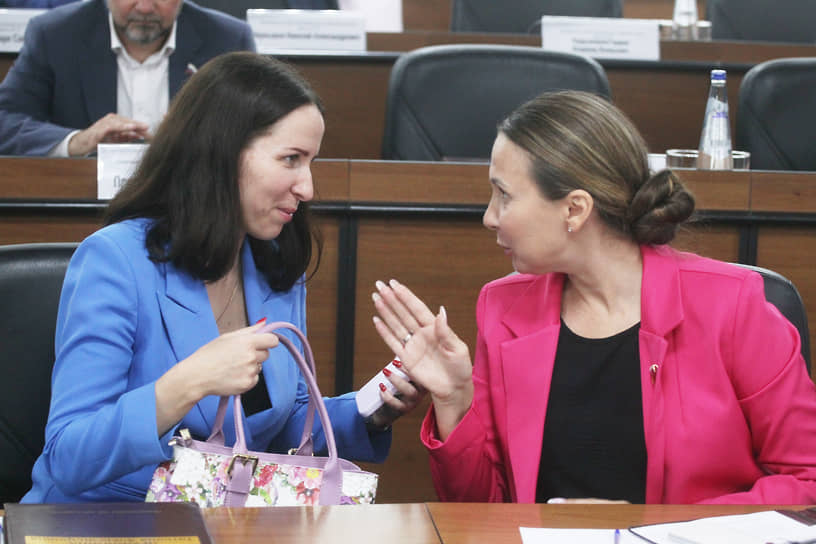Увлеченные беседой депутаты Татьяна Дружинина (слева) и Оксана Смолина
