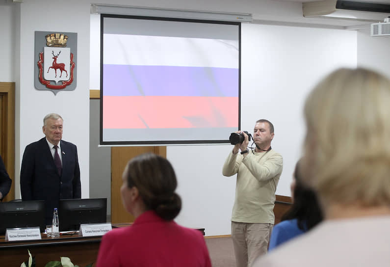Заместитель председателя городской думы Николай Сатаев (слева) во время исполнения гимна