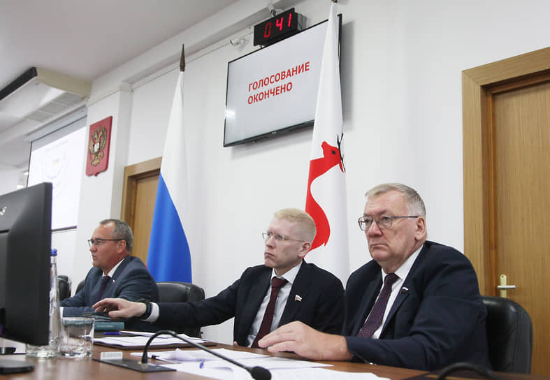 Последнее решение думы принято. В президиуме слева направо: председатель Евгений Чинцов, его заместители Евгений Костин и Николай Сатаев