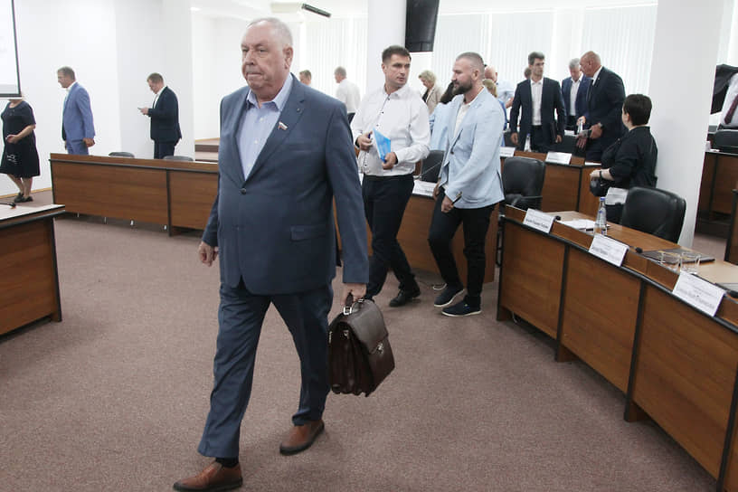 Депутат Владимир Аношкин покидает зал заседаний вместе с коллегами своего созыва