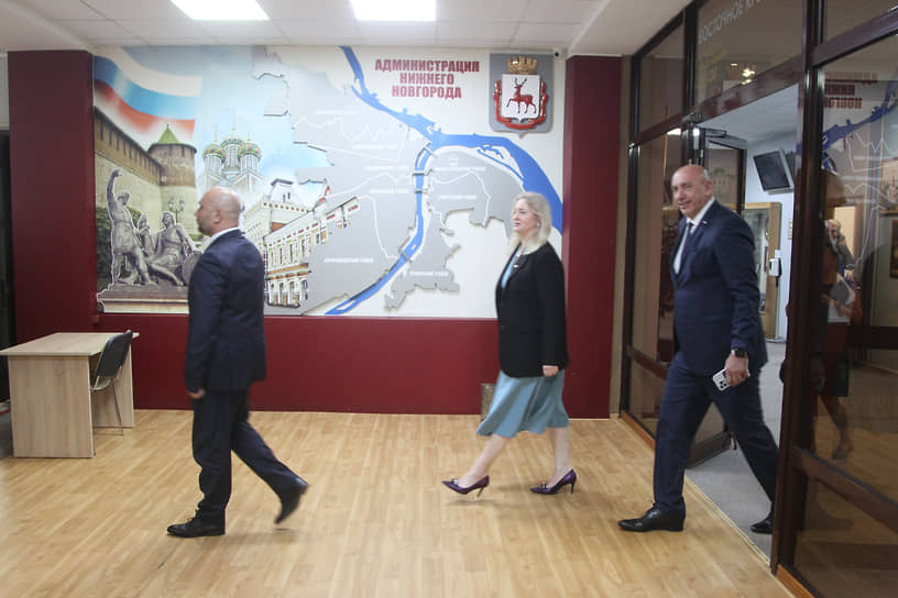 Депутаты покидают зал после последнего заседания созыва