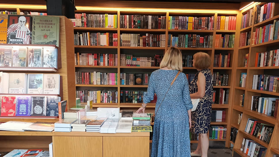 Покупатели в магазине «Книжный Новгород»
