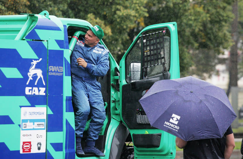 Участник гонки выходит из грузового вездехода «Садко NEXT Спорт»